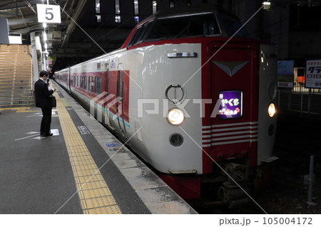 伯備線倉敷駅に停車中の特急やくも号：381系電車 105004172