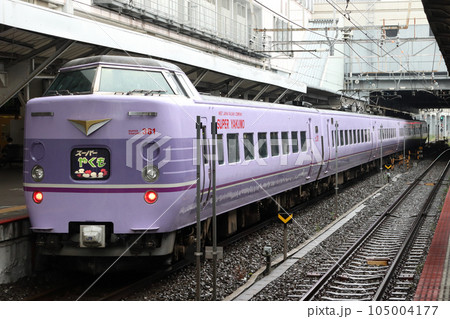 伯備線特急スーパーやくも色：381系電車（岡山⇔出雲市） 105004177