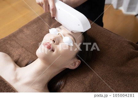 顔の脱毛の施術を受ける女性 顔の脱毛の施術を受ける女性 105004281