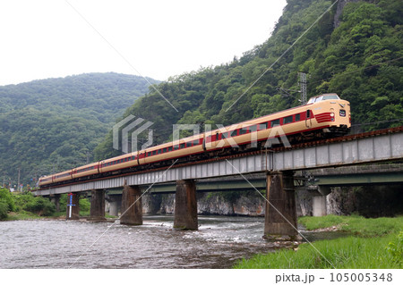 伯備線特急やくも号：381系電車（国鉄色リバイバル編成） 105005348