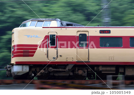 伯備線特急やくも号：381系電車（国鉄色リバイバル編成） 105005349