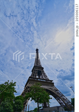 イエナ橋側から望むエッフェル塔／パリ・フランス 105006117