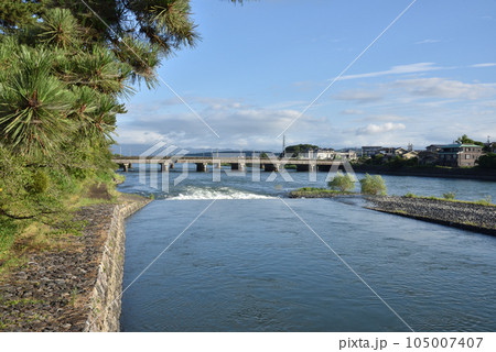 橘橋から見た宇治川と宇治橋 105007407