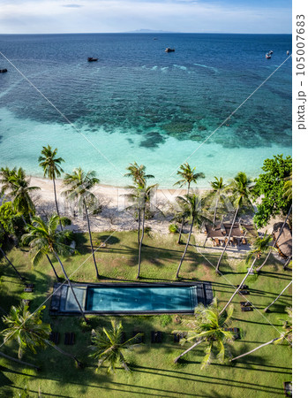 Aerial view of Haad Tien Beach in shark bay, koh Tao, Thailand 105007683