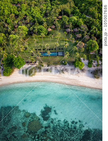 Aerial view of Haad Tien Beach in shark bay, koh Tao, Thailand 105007686