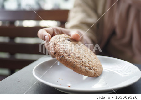 women hand holding a sweet cookies  105009526