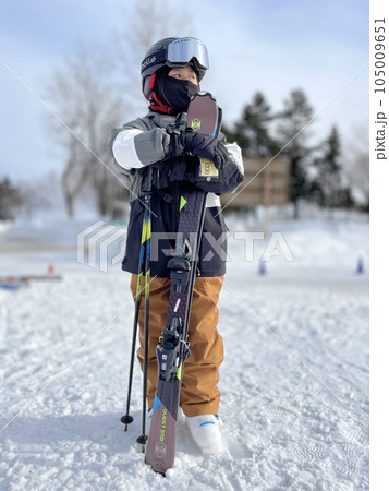 小学生女子のスキースタイル 105009651