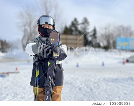 小学生女子のスキースタイル 105009652