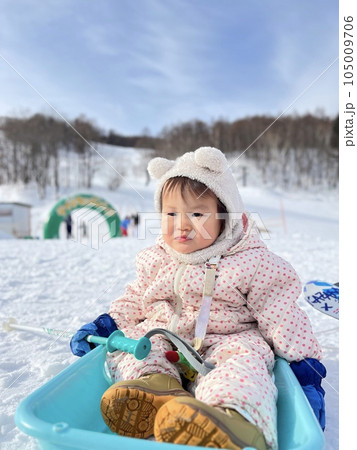 そり遊びをする女の子 105009706
