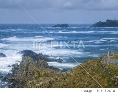北海道礼文島スコトン岬の断崖と日本海・トド島 / Rebun Island, Japan 105010618