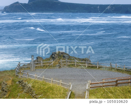 北海道礼文島スコトン岬の断崖と日本海・トド島 / Rebun Island, Japan 105010620
