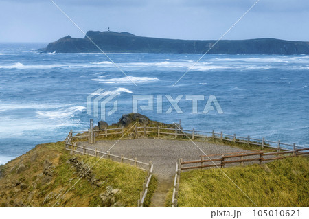 北海道礼文島スコトン岬の断崖と日本海・トド島 / Rebun Island, Japan 105010621