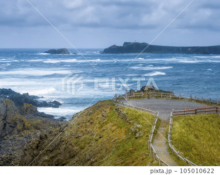 北海道礼文島スコトン岬の断崖と日本海・トド島 / Rebun Island, Japan 105010622