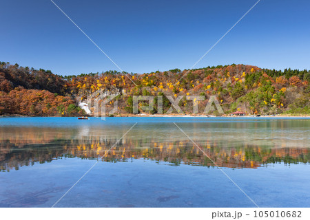 紅葉で水鏡の宮城の潟沼 紅葉で水鏡の宮城の潟沼 105010682