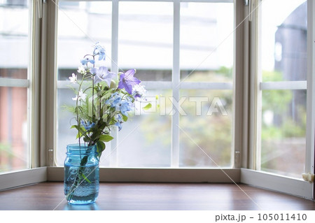 窓辺の花瓶に生けられた花 105011410