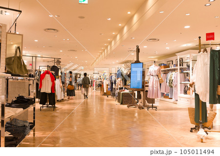 【兵庫県】7月・休日に妻と百貨店でお買い物《アウトフォーカス》 105011494