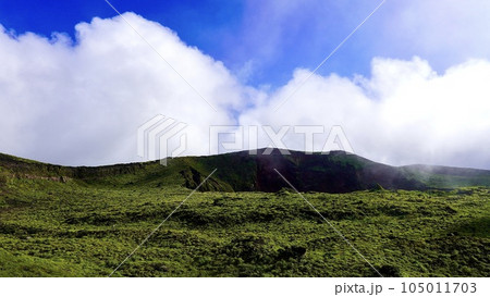 濃い霧がかかった伊豆大島三原山の噴火口 105011703