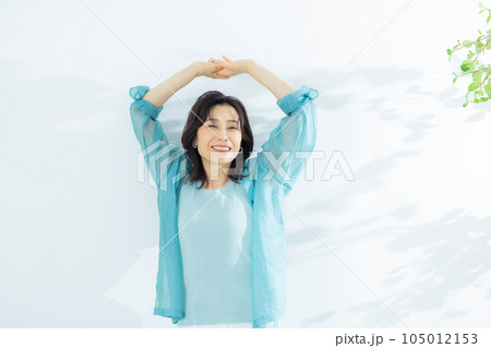 水色のシャツのミドル女性 105012153