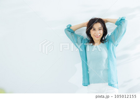 水色のシャツのミドル女性 105012155