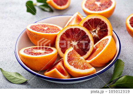 Blood oranges cut into half 105012319