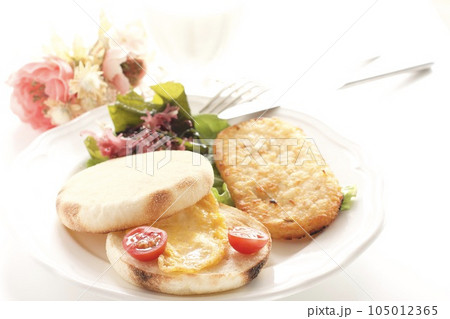 イングリッシュマフィンとハッシュドポテトの朝食 イングリッシュマフィンとハッシュドポテトの朝食 105012365