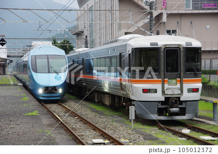 快速さわやかウォーキング373系と特急ふじさんMSE 御殿場線 山北駅 快速さわやかウォーキング373系と特急ふじさんMSE 御殿場線 山北駅 105012372