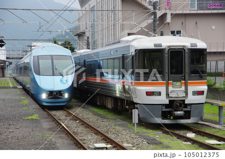 快速さわやかウォーキング373系と特急ふじさんMSE 御殿場線 山北駅 快速さわやかウォーキング373系と特急ふじさんMSE 御殿場線 山北駅 105012375
