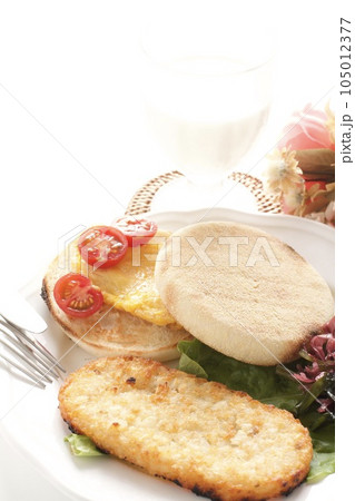 イングリッシュマフィンとハッシュドポテトの朝食 105012377
