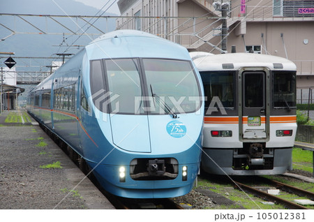 快速さわやかウォーキング373系と特急ふじさんMSE 御殿場線 山北駅 快速さわやかウォーキング373系と特急ふじさんMSE 御殿場線 山北駅 105012381