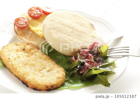 イングリッシュマフィンとハッシュドポテトの朝食 イングリッシュマフィンとハッシュドポテトの朝食 105012387