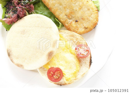 イングリッシュマフィンとハッシュドポテトの朝食 イングリッシュマフィンとハッシュドポテトの朝食 105012391