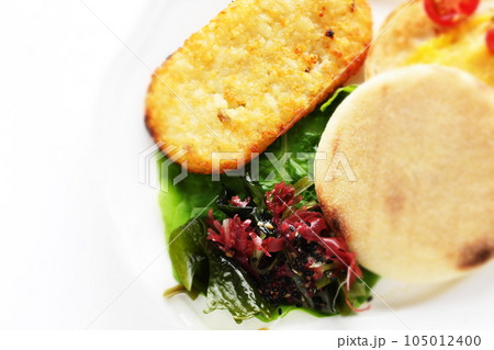 イングリッシュマフィンとハッシュドポテトの朝食 イングリッシュマフィンとハッシュドポテトの朝食 105012400