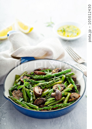 Asparagus and mushrooms in a cast iron pan Asparagus and mushrooms in a cast iron pan 105012430