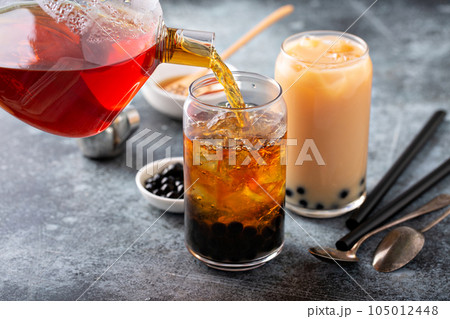Making milk bubble tea 105012448