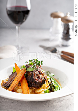 Beer braised brisket on mashed potatoes Beer braised brisket on mashed potatoes 105012478