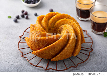 Bundt cake with coffee and blueberries 105012499