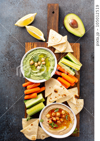 Homemade hummus with flatbread 105012519