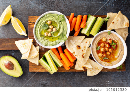 Homemade hummus with flatbread 105012520