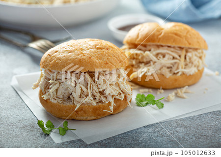 Sandwiches with pulled chicken 105012633