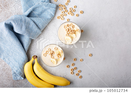 Healthy banana smoothie 105012734