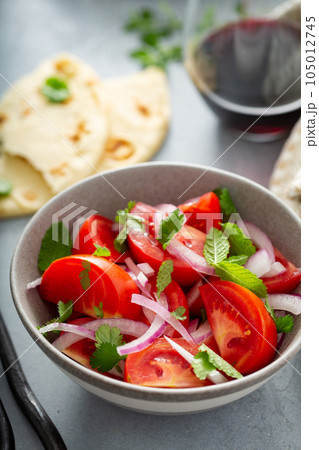 Fresh summer salad with tomatoes and red onions 105012745