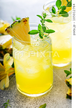 Refreshing summer mojito cocktail 105012764