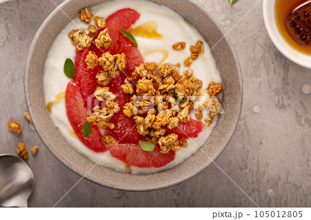 Yougurt bowl with grapefruit slices and granola 105012805