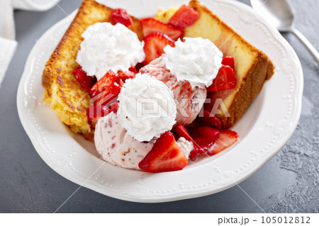 Grilled pound cake with strawberry ice cream 105012812
