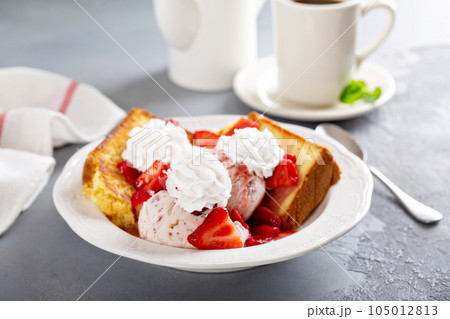 Grilled pound cake with strawberry ice cream Grilled pound cake with strawberry ice cream 105012813