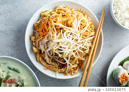 Pad Thai noodles with chicken 105013075
