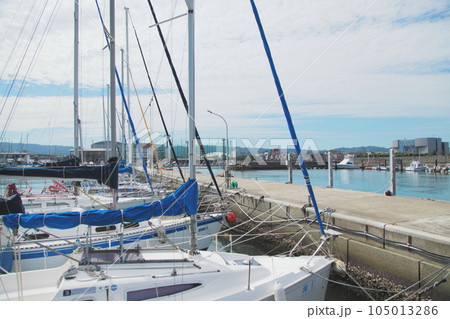 ヨットハーバーに停泊するヨット 105013286