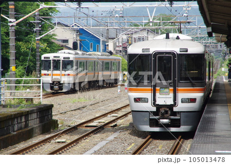 快速さわやかウォーキング373系と313系 御殿場線 松田駅 快速さわやかウォーキング373系と313系 御殿場線 松田駅 105013478