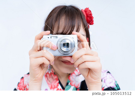 写真を撮る浴衣の若い女性 105013512