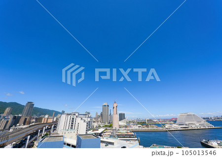 【兵庫県】7月・リニューアル工事中の神戸ポートタワーと神戸の街並み 105013546